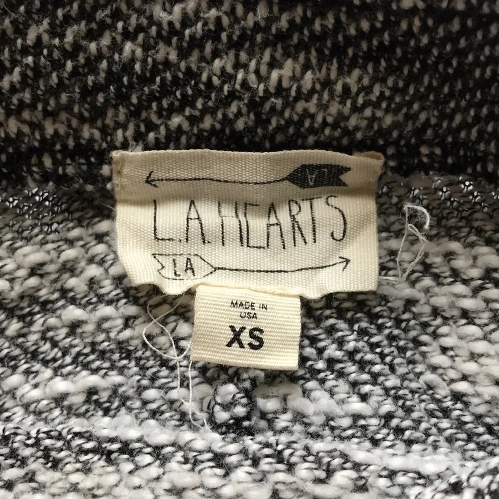 White and gray skirt. Size XS LA Hearts. - Picture 2 of 3